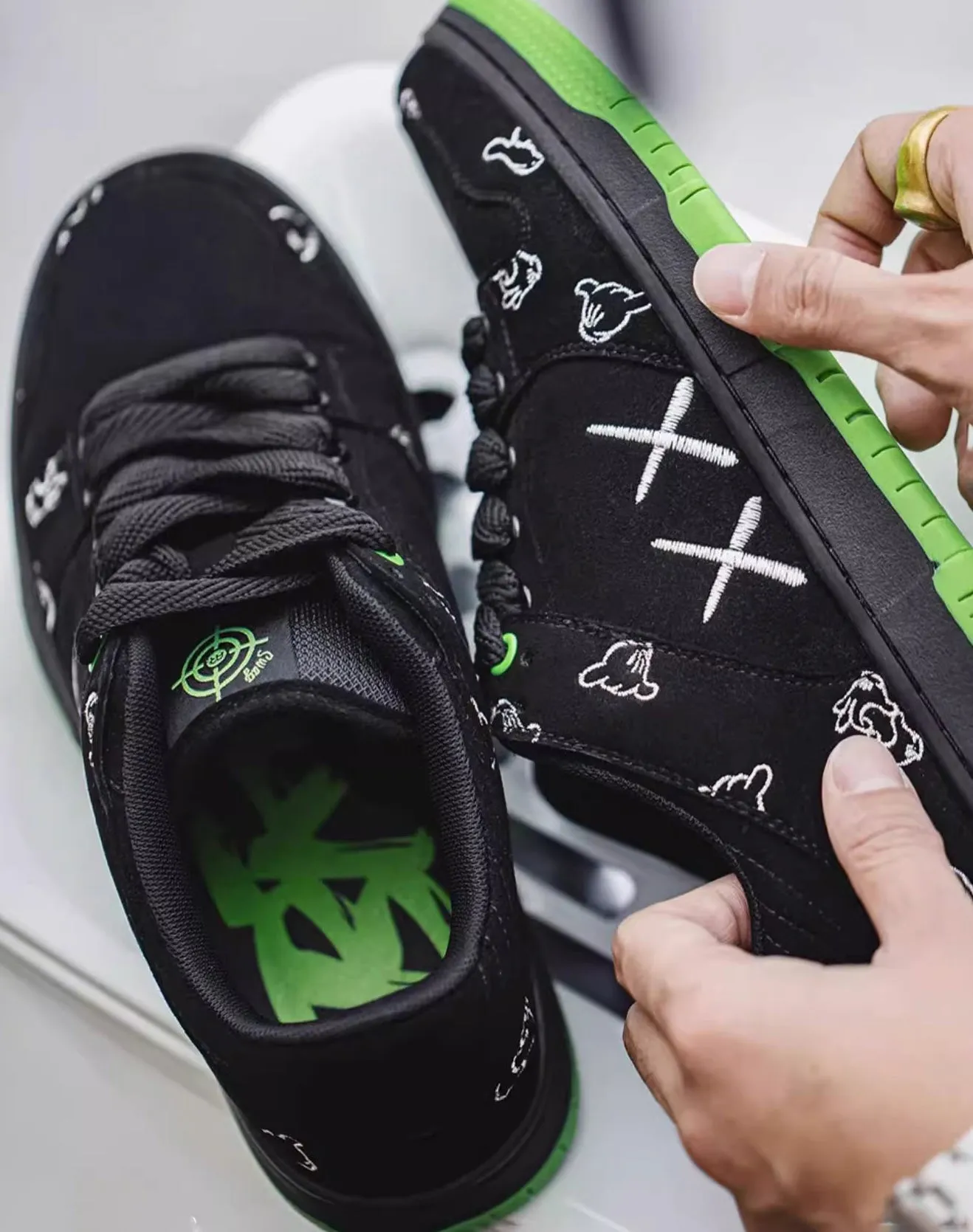 Embroidered Graffiti Contrasting Color Sports Men's Casual Shoes