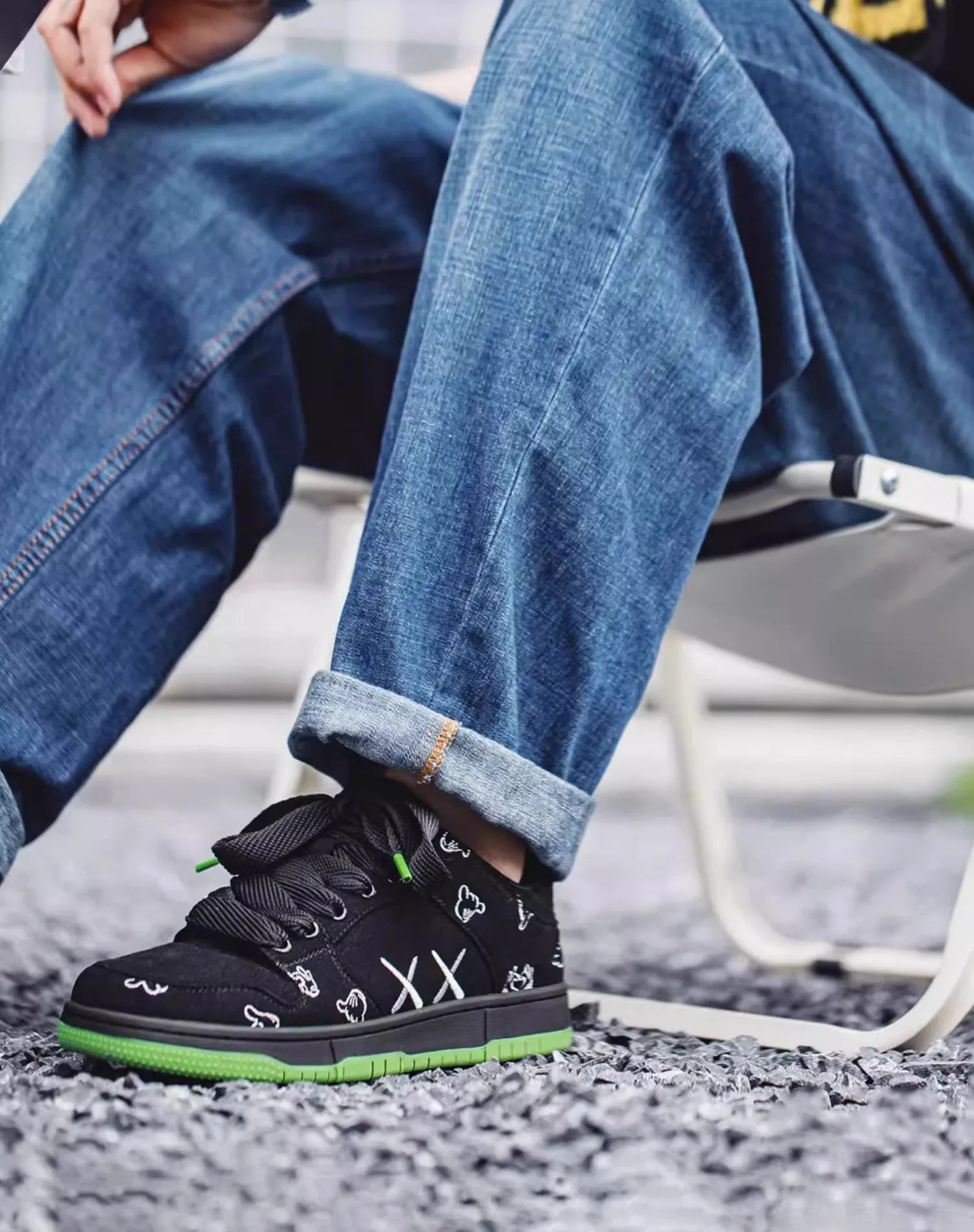 Embroidered Graffiti Contrasting Color Sports Men's Casual Shoes