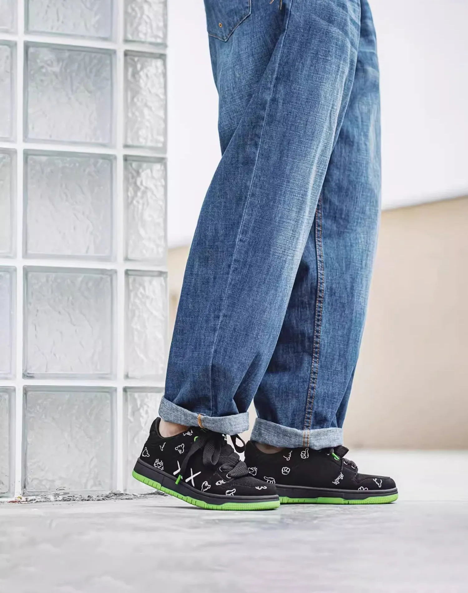 Embroidered Graffiti Contrasting Color Sports Men's Casual Shoes